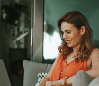 Smiling professional studying online with a laptop — representing learners comparing ACCA, CMA, and CIMA qualifications to choose the best career and salary path.